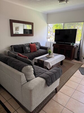 아파트, 침실 2개, 발코니, 수영장 전망 | 거실 | 책