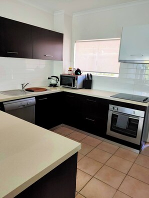 아파트, 침실 2개, 발코니, 수영장 전망 | 내부