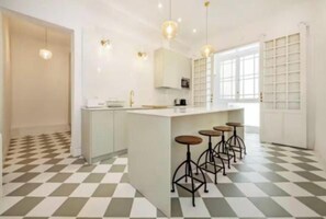 Fridge, microwave, oven, dishwasher - Luxurious Architect-Designed 4-Bedroom Apartment in Madrid (Madrid)