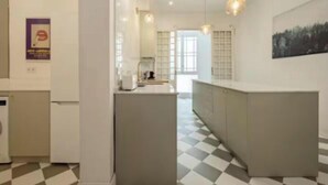 Coffee/tea maker, fridge, microwave, oven - Luxurious Architect-Designed 4-Bedroom Apartment in Madrid (Madrid)