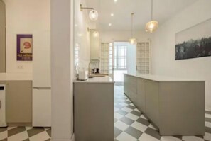 Coffee/tea maker, fridge, microwave, oven - Luxurious Architect-Designed 4-Bedroom Apartment in Madrid (Madrid)