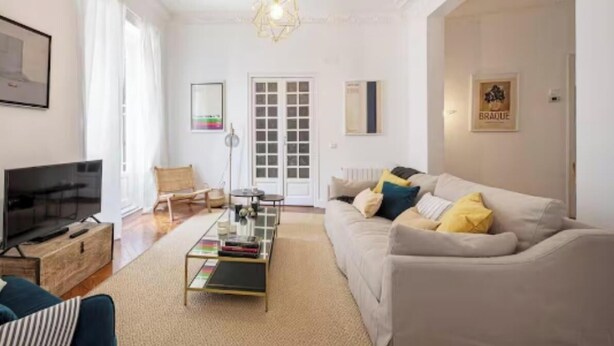 Smart TV - Luxurious Architect-Designed 4-Bedroom Apartment in Madrid (Madrid)