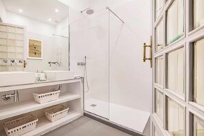 Towels, soap, toilet paper - Luxurious Architect-Designed 4-Bedroom Apartment in Madrid (Madrid)