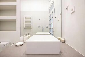 Handtücher, Seife, Toilettenpapier