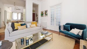 Smart TV - Luxurious Architect-Designed 4-Bedroom Apartment in Madrid (Madrid)