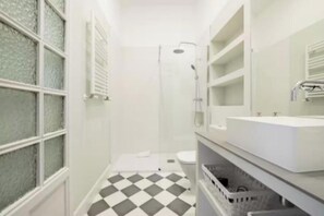 Handtücher, Seife, Toilettenpapier