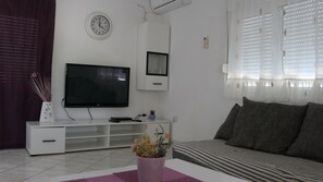 TV - Holiday home Nadalina by Villas Guide (Cista Velika)