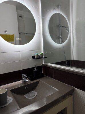 Bathroom - ALL INCLUSIVE, 2 rooms, magnificent mountain view, double air conditioning, sleeps 4 (Saint-Raphaël)