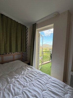 2 bedrooms, iron/ironing board, Internet, bed sheets - ALL INCLUSIVE, 2 rooms, magnificent mountain view, double air conditioning, sleeps 4 (Saint-Raphaël)