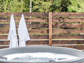 Outdoor spa tub - Bodior Garden Cottage Bach (Holyhead)