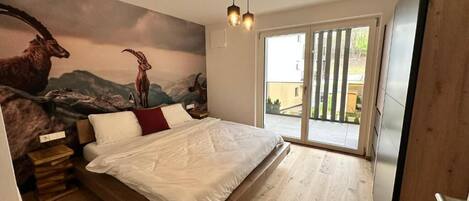 Een strijkplank/strijkijzer, wifi, beddengoed