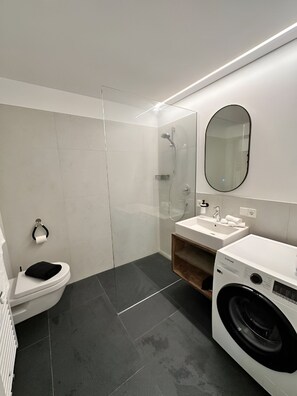 Doccia, asciugacapelli, asciugamani, sapone