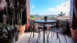 Outdoor dining - Rapunzels Art Deco Hideaway in New Farm (New Farm)