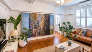 Smart TV - Rapunzels Art Deco Hideaway in New Farm (New Farm)