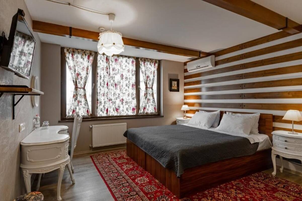 Superior Double Room, 1 Double Bed, City View | In-room safe, soundproofing, WiFi (free), bed sheets