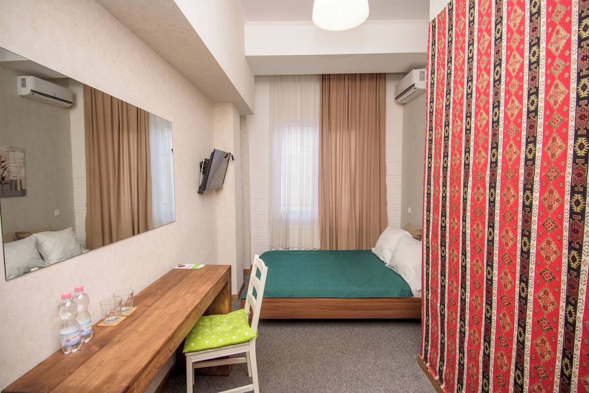 標準雙人房 | 房內夾萬、隔音、免費 Wi-Fi、床單