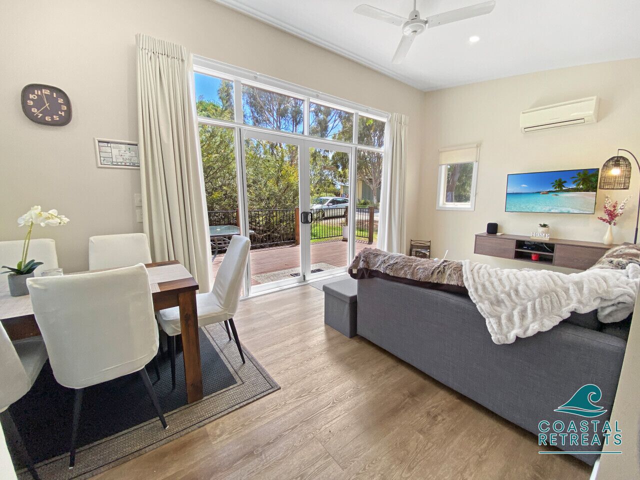 Una televisión, una mesa de tenis de mesa