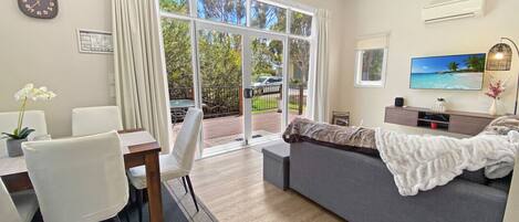 Una televisión, una mesa de tenis de mesa