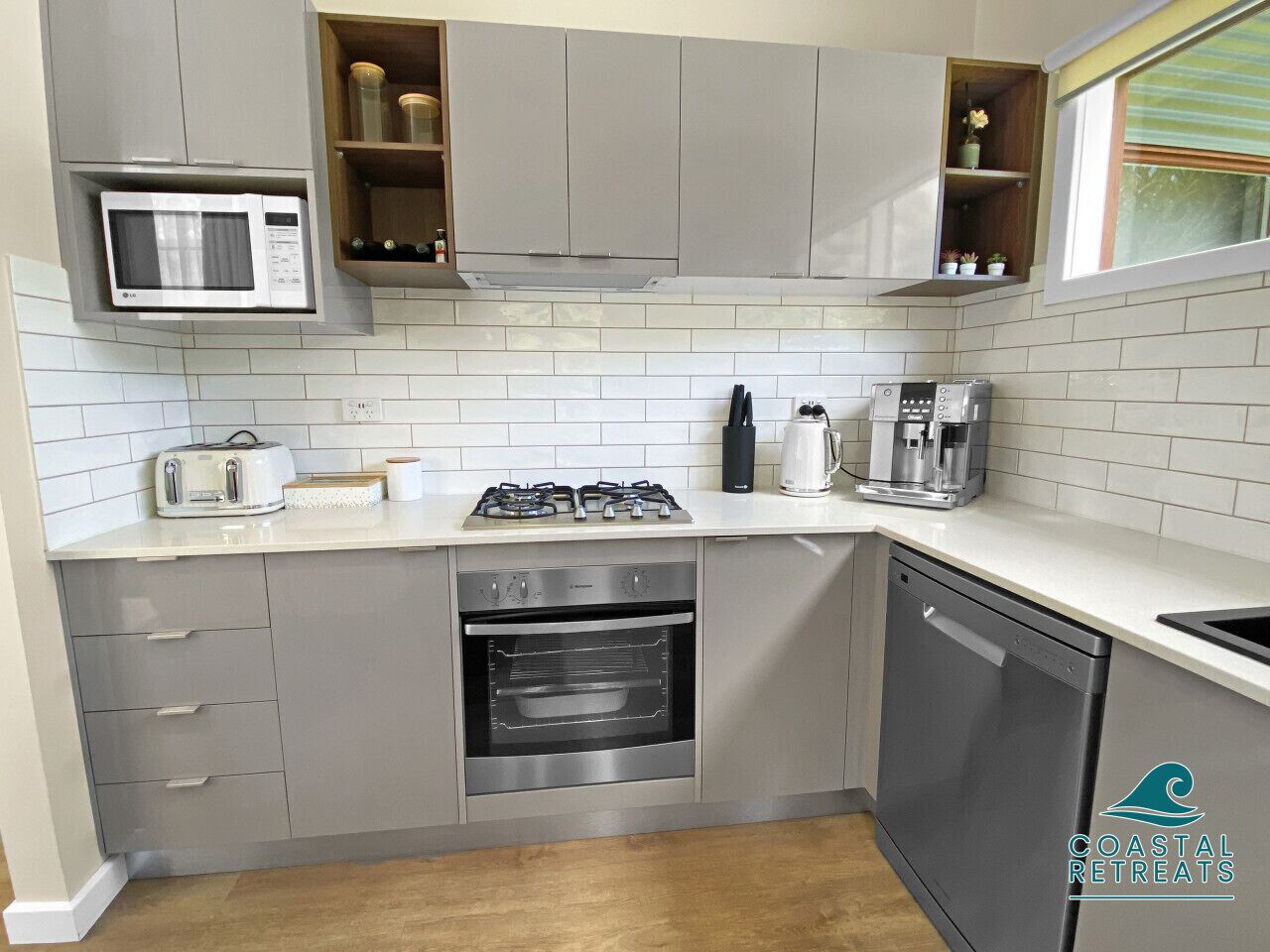 Køleskab, mikrobølgeovn, ovn, kogeplade