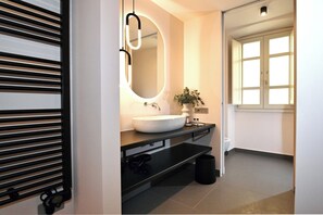 Shower, hair dryer, bidet, towels - Rosa Marina rooms - Superior room with balcony (Cagliari)
