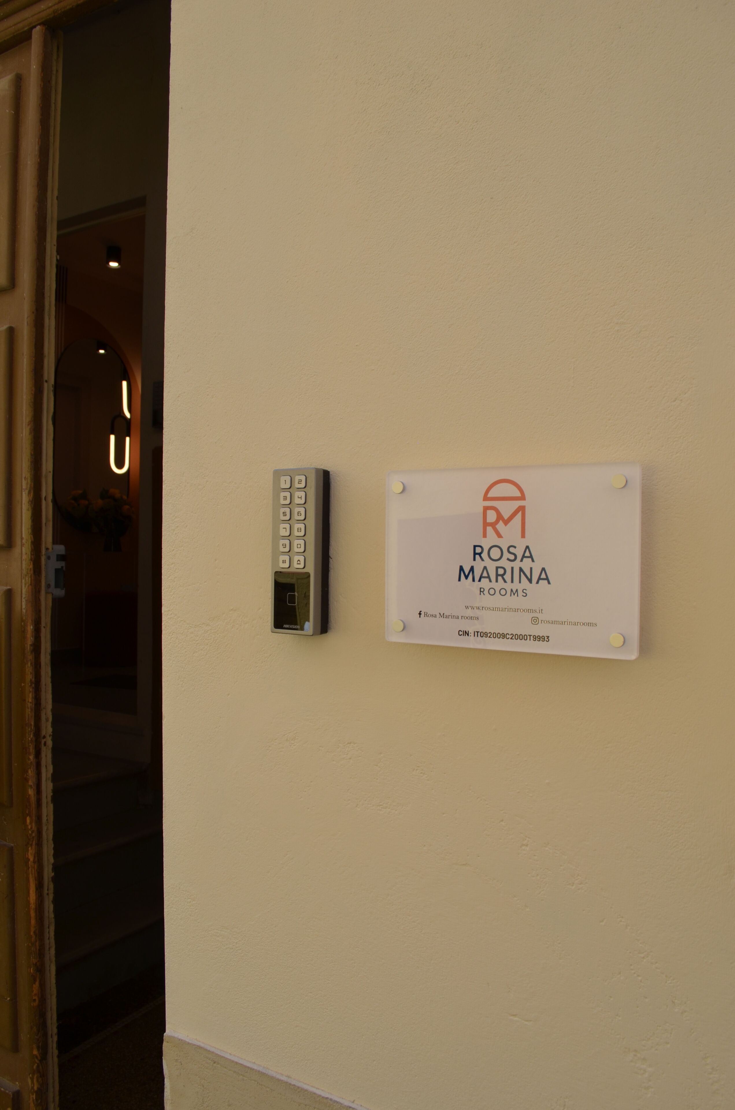 Un pannello di controllo a parete e un cartello per Rosa Marina Rooms.