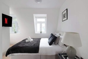 Desk, iron/ironing board, travel cot, free WiFi - Stylish 2 Bed Apartment | Putney Station | Wimbledon 15 Mins (London)