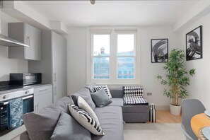 Living area - Beautifully presented 2 Bedroom | Putney Station (London)