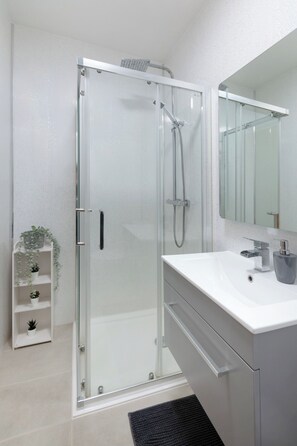 Shower, hair dryer, towels, soap - Beautifully presented 2 Bedroom | Putney Station (London)