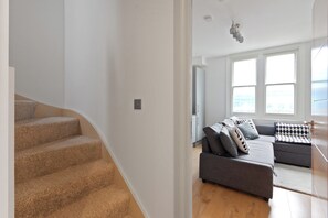 Living area - Beautifully presented 2 Bedroom | Putney Station (London)