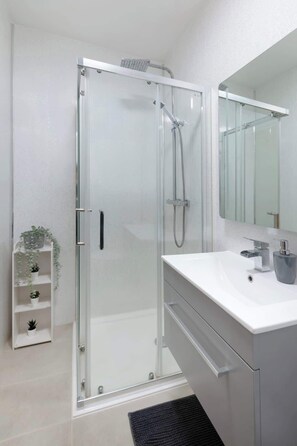 Shower, hair dryer, towels, soap - Stylish 2 Bed Apartment | Putney Station | Wimbledon 15 Mins (London)