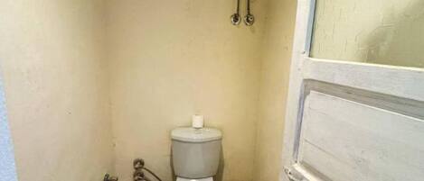 Serviettes fournies, savon, papier toilette