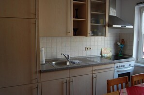 Køleskab, mikrobølgeovn, ovn, kogeplade