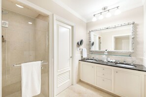 Douche, sèche-cheveux, serviettes fournies
