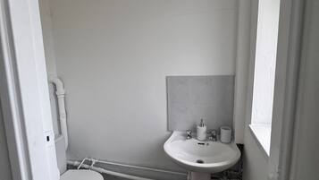 Room, 1 Bedroom, City View | Bathroom