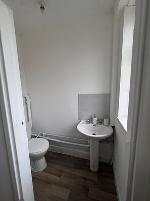 Room, 1 Bedroom, City View | Bathroom