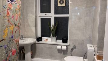 Room, 1 Bedroom, City View | Bathroom