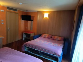 Caja de seguridad en la habitación, escritorio y cortinas blackout 