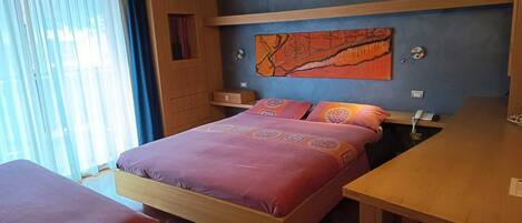 Kamar Quadruple Superior | Brankas, meja kerja, tirai kedap cahaya, dan kedap suara