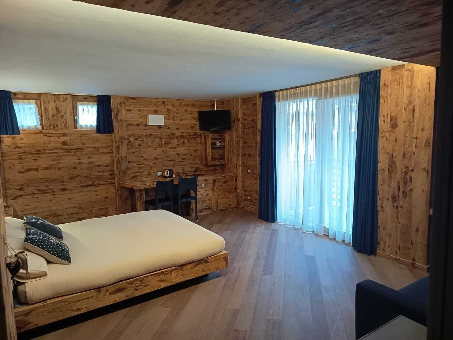 Luxury-Vierbettzimmer, Bergblick | Zimmersafe, Schreibtisch, Verdunkelungsvorhänge, schallisolierte Zimmer