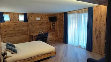 Quarto quádruplo superluxo, vista para a montanha | Cofres nos quartos, escrivaninha, cortinas blackout