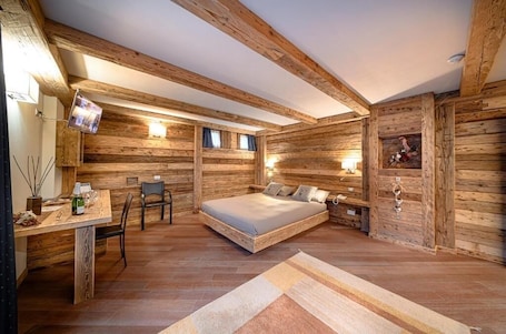 Quadrupla Luxury, vista montagna | Una cassaforte in camera, una scrivania, tende oscuranti. Hotel Ambrosini