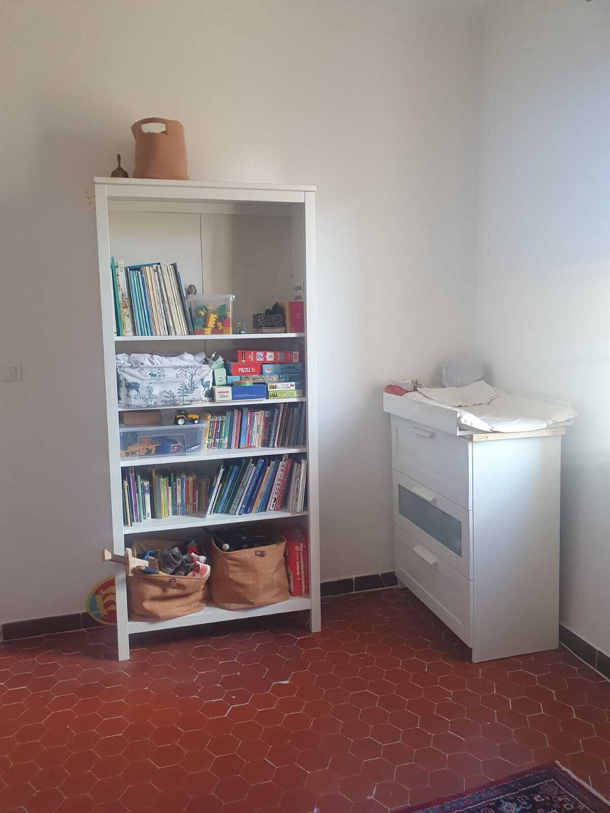 table à langer, livres et jeux 