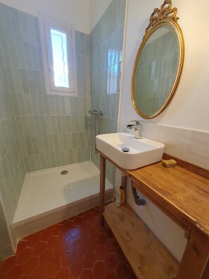 Doccia, sapone, carta igienica