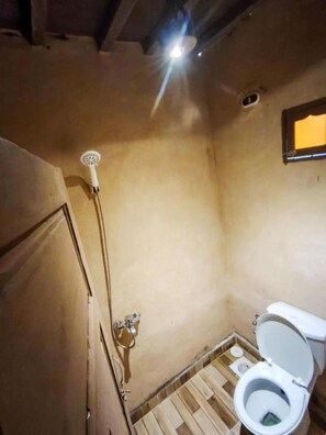 Secador de cabelo, bidê, toalhas de banho, papel higiênico