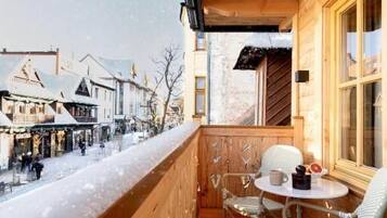 Deluxe Apartment, Balcony, City View | Terrace/patio