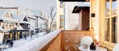 Deluxe Apartment, Balcony, City View | Terrace/patio