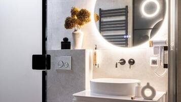 Deluxe Apartment, Balcony, City View | Bathroom