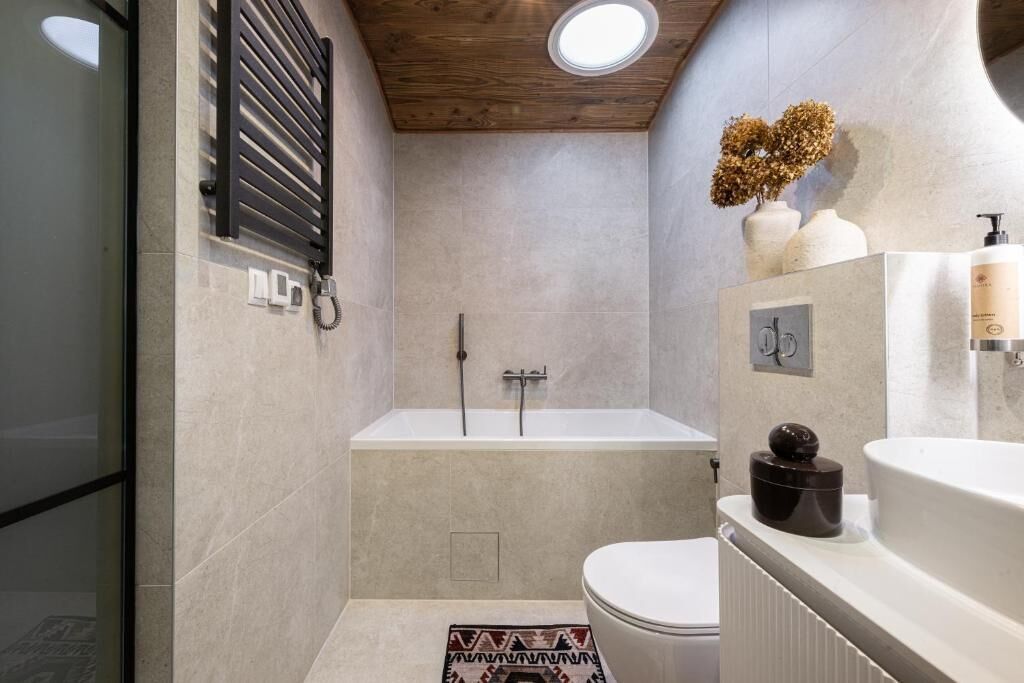 Deluxe Apartment, Balcony, City View | Bathroom