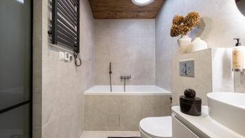 Deluxe Apartment, Balcony, City View | Bathroom