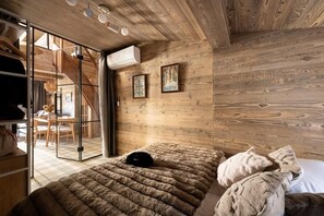 Deluxe Apartment, Balcony, City View | Iron/ironing board, cribs/infant beds, free WiFi, bed sheets - Zenya Krupówki 34c (Zakopane)